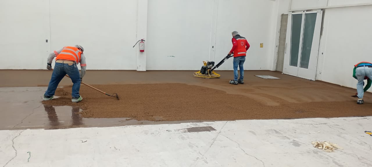 2. Compactación del mortero epóxico. El material se distribuye y compacta para crear una base resistente y uniforme.